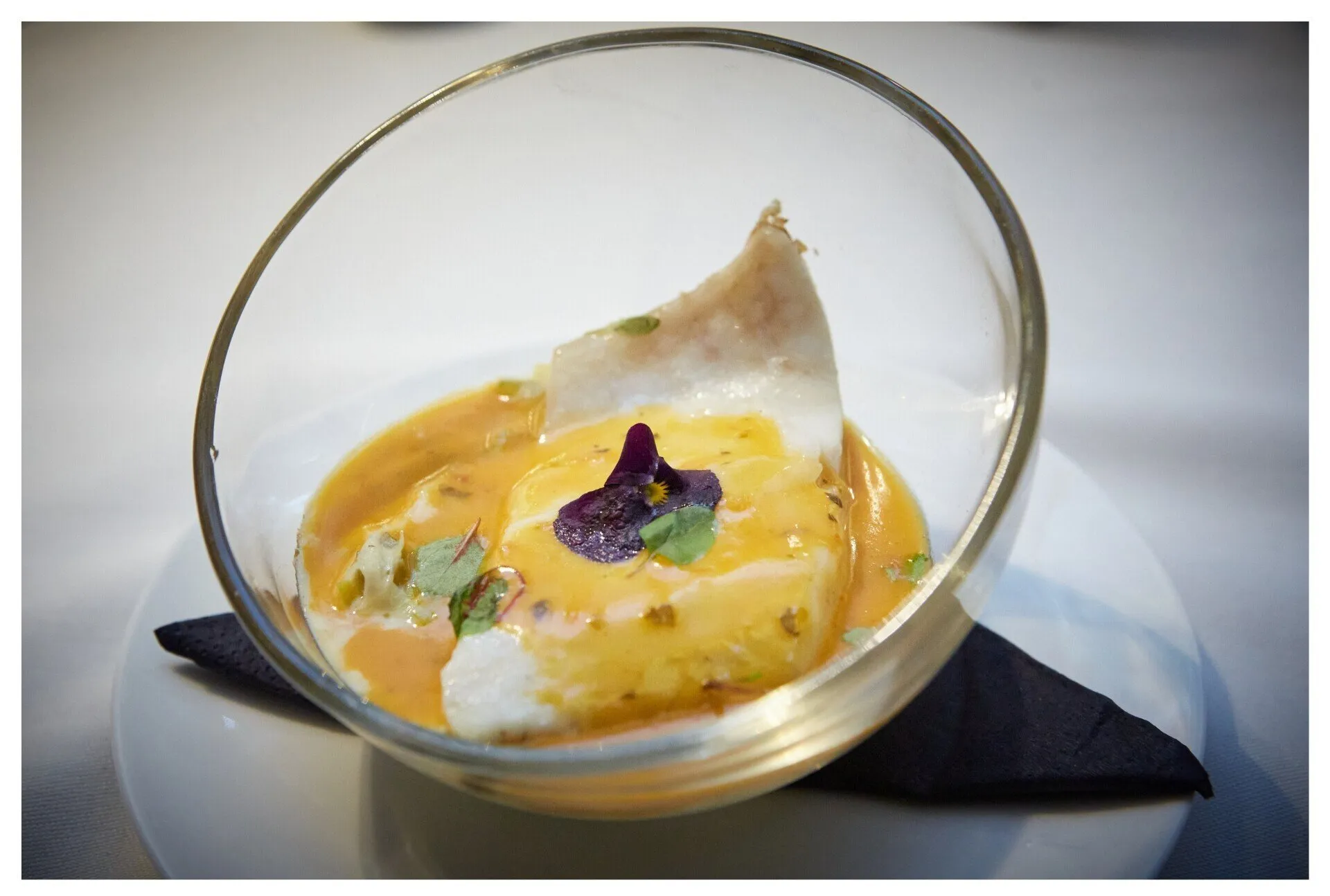 Cocktail dînatoire raffiné – Traiteur Auberge André Verrine élégante garnie de crème onctueuse, tomates, croûtons et fleurs comestibles, création de Traiteur Auberge André pour cocktail dînatoire.