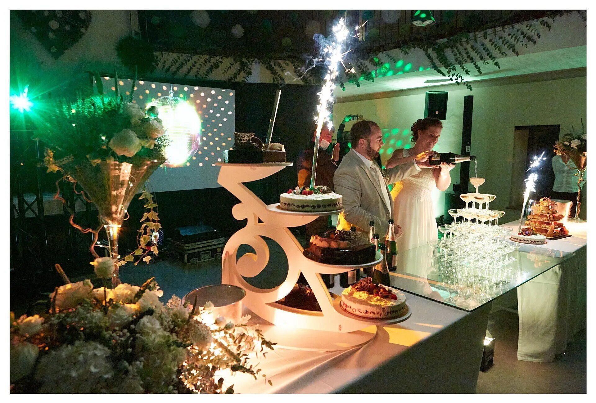 Repas traiteur mariage – Traiteur Auberge André Repas traiteur mariage avec gâteaux, champagne et décorations festives par Traiteur Auberge André.